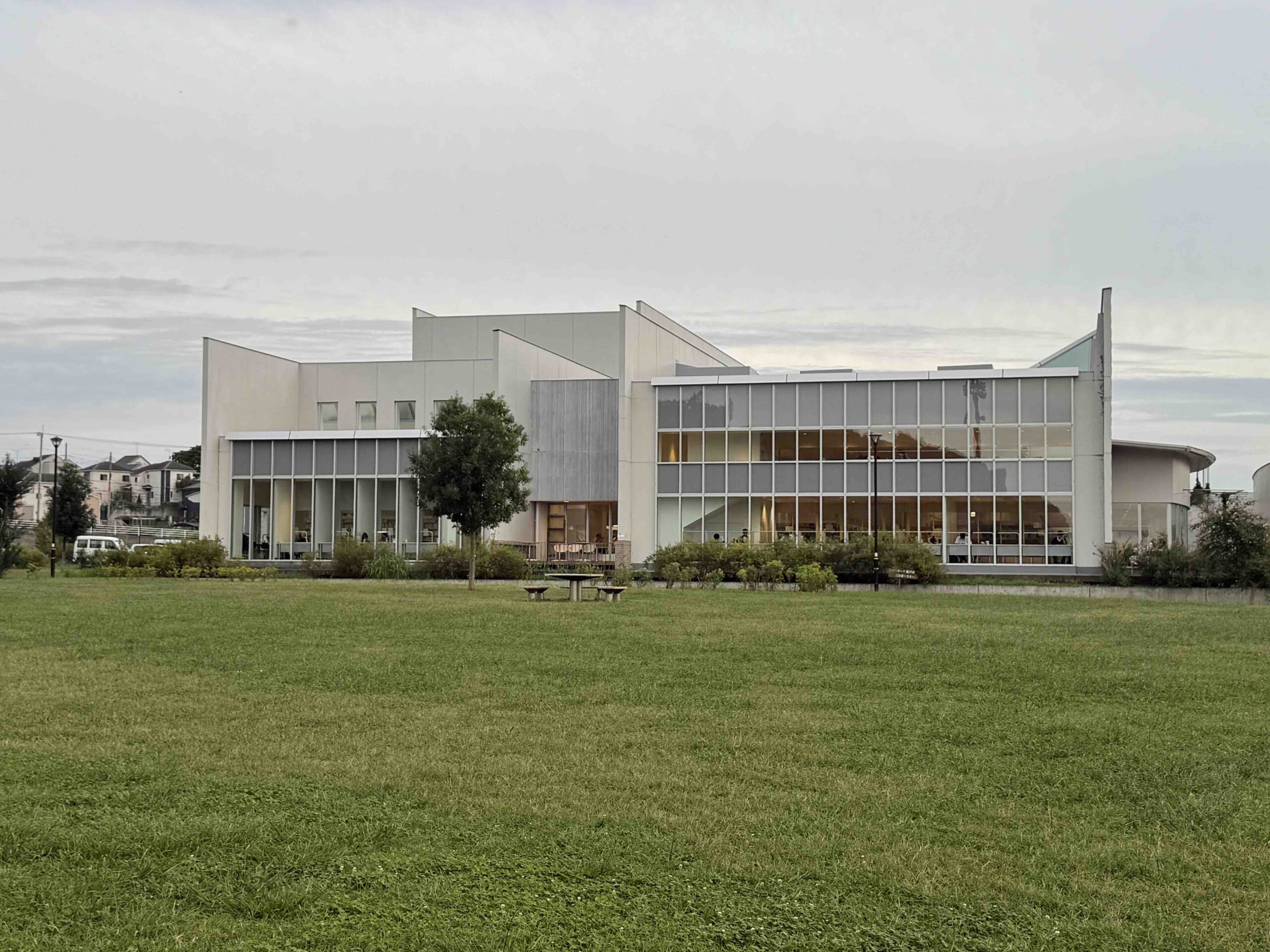 八千代市立中央図書館1